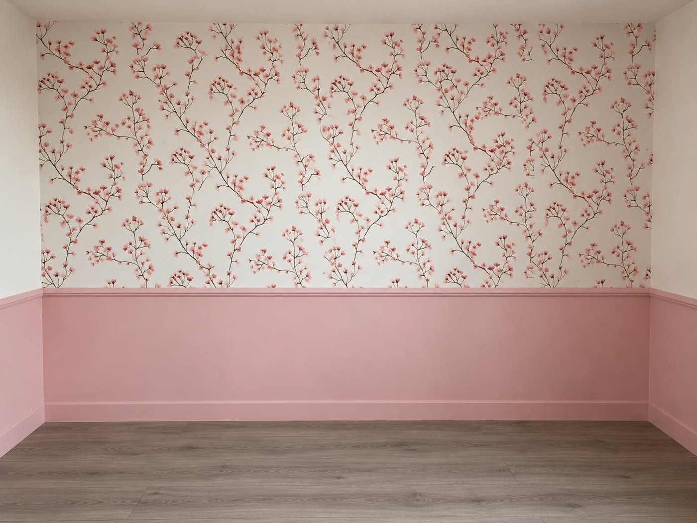 Chambre refaite : papier peint fleuri et soubassement rose
